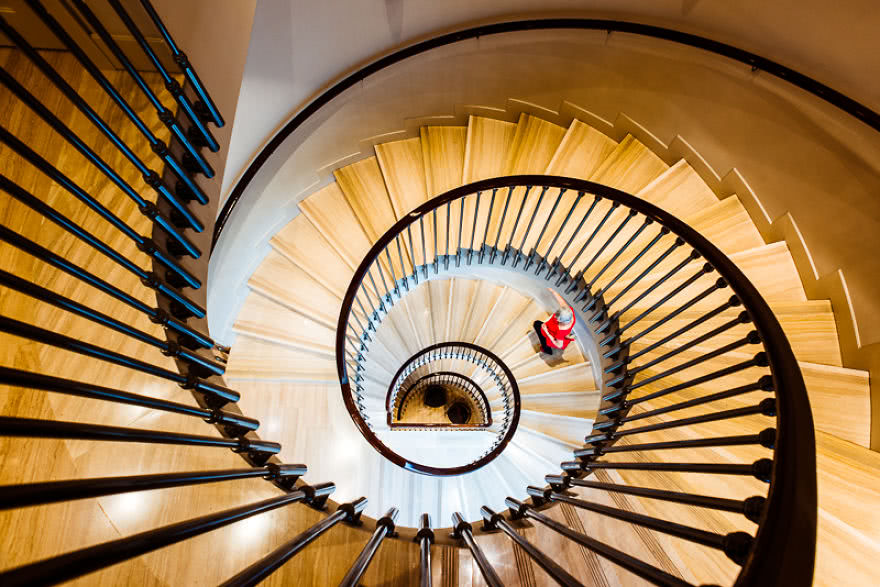 楼梯隐藏在巴塞罗那建筑里的几何之美