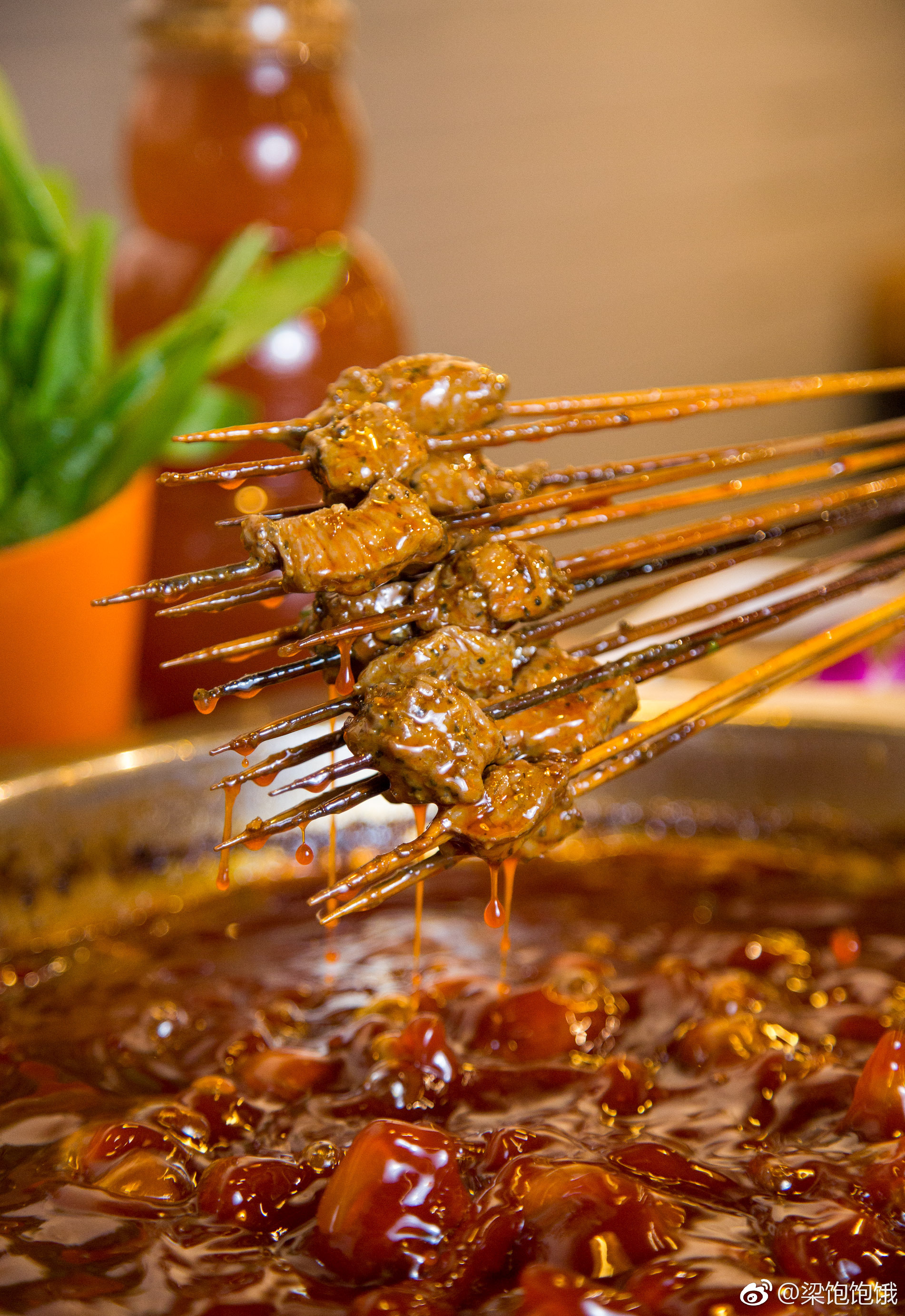 最近去吃了家串串香……锅底我觉得真挺辣……辣香味一个劲的窜鼻子里
