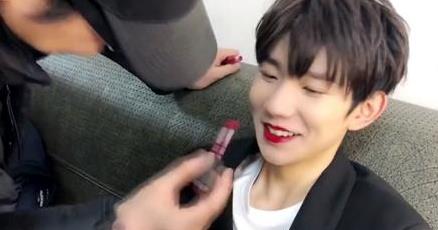 王源涂烈焰红唇口红太美,王俊凯不服:我的女装特别的惊艳!