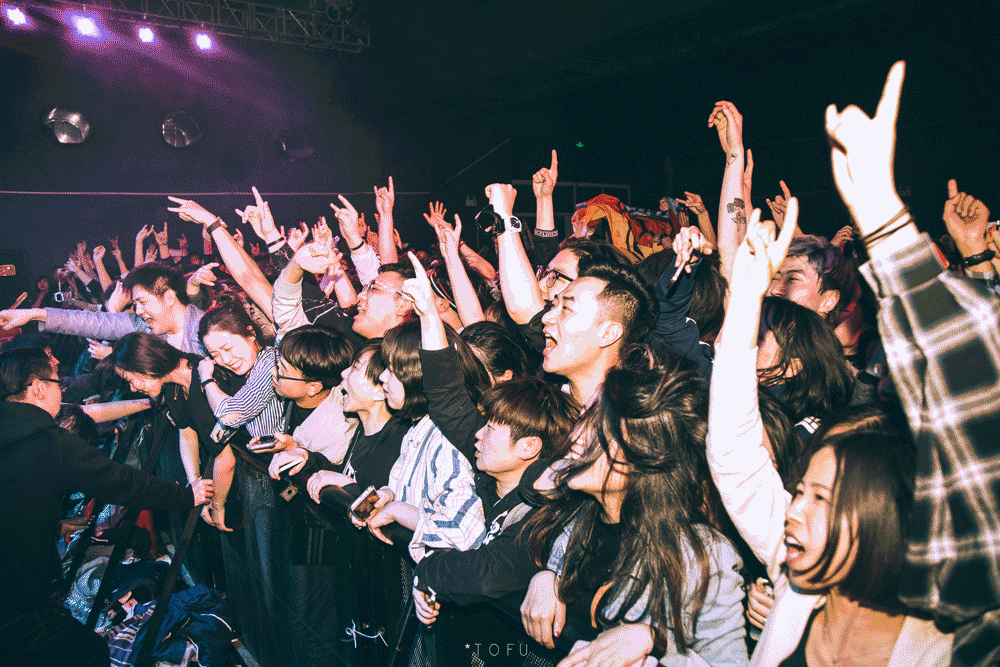 就在乐队演到《生活因你而火热》之时,台下的一位男生突然掏出戒指,向