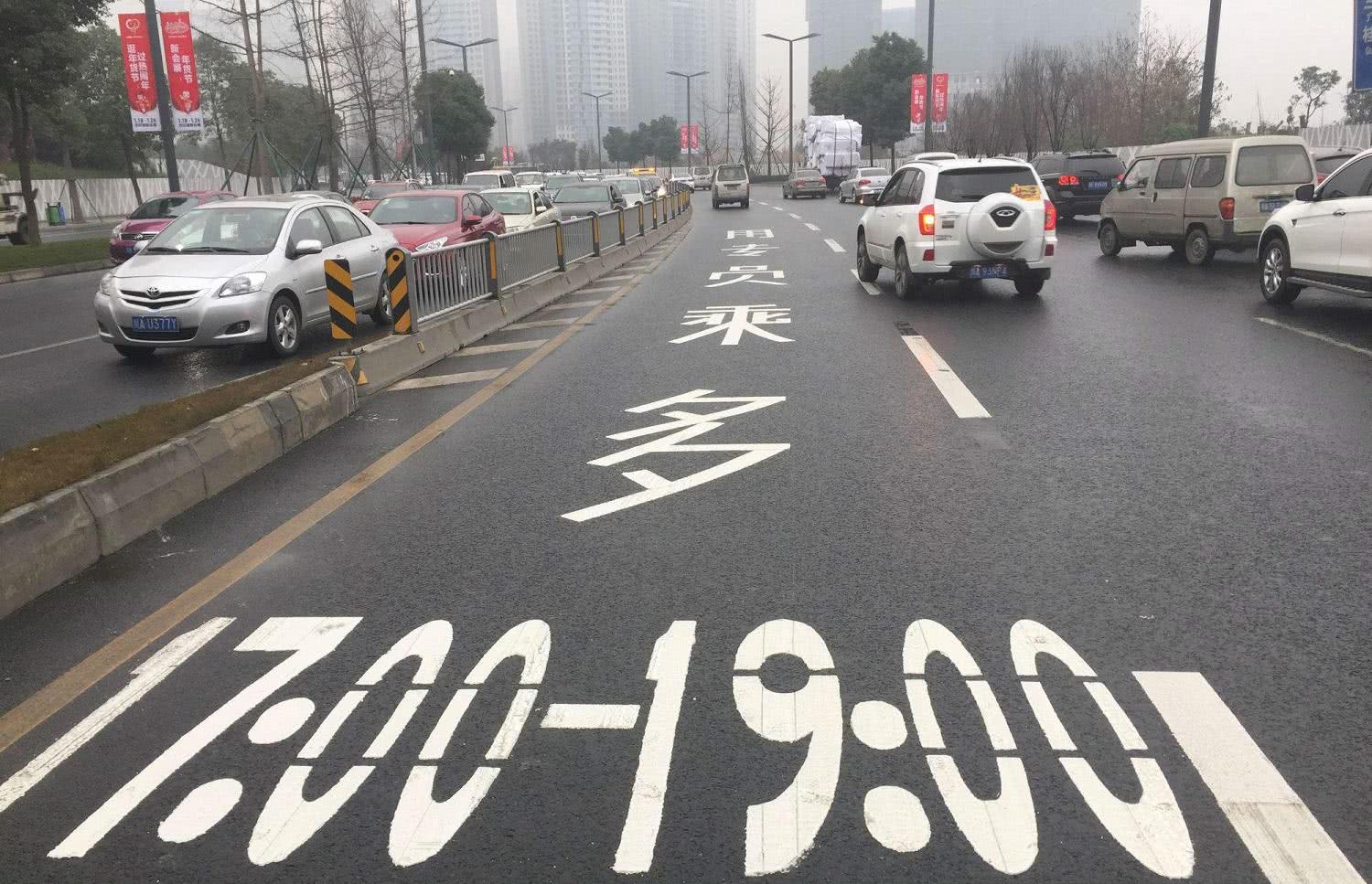 车主们注意了,这种车道不能独自驾驶,否则扣3分罚款100元!