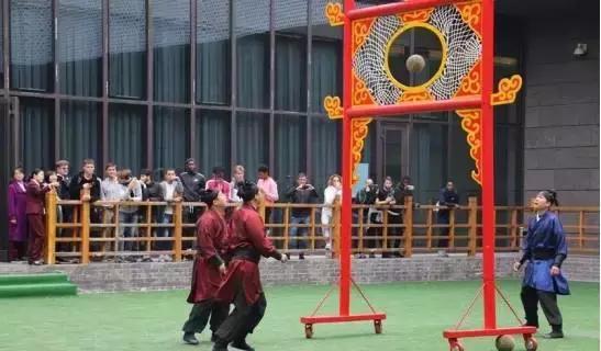 如今,临淄齐都文化城足球博物馆的蹴鞠表演吸引了很多来自五湖四海的
