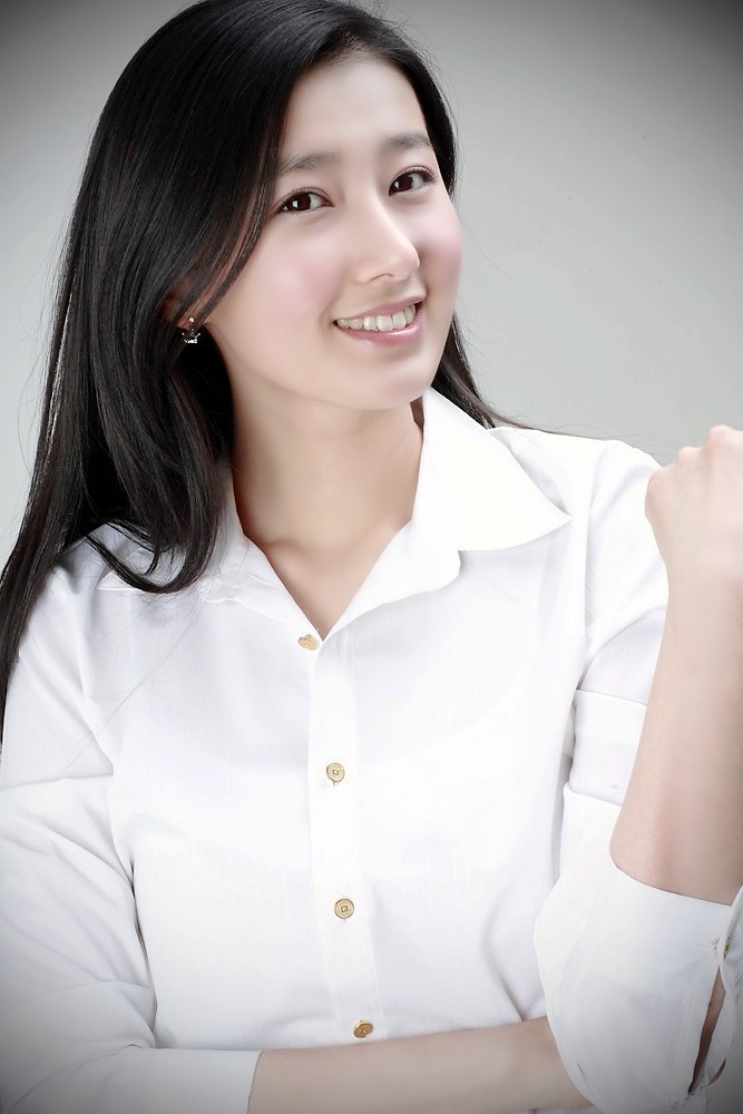 一个有着清新美丽的白皙微笑女人