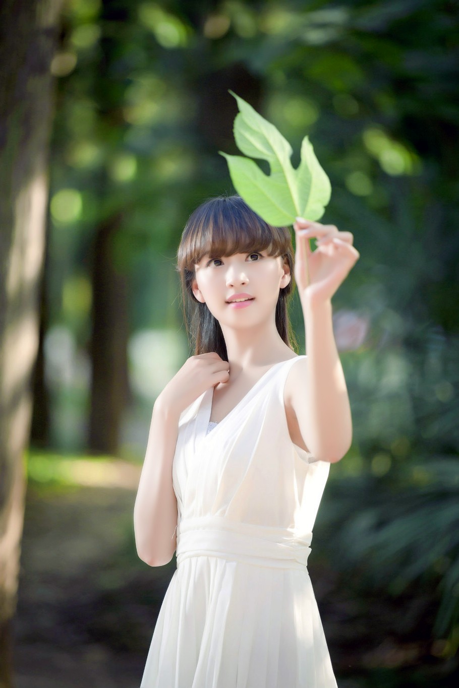 林荫树下的清秀可爱白裙姑娘