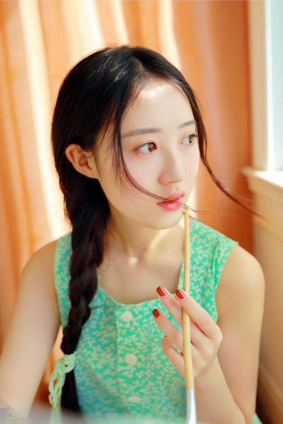 一个青涩伊人朦胧可爱的小辫子姑娘