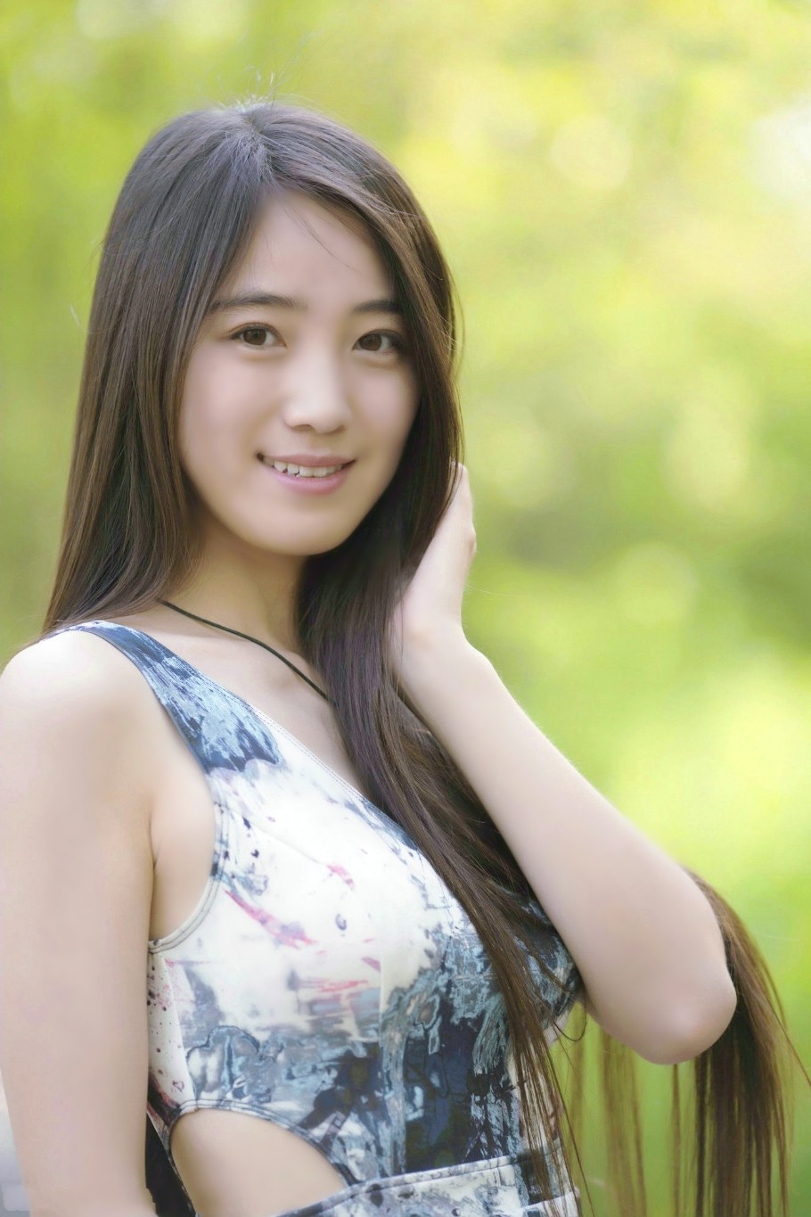 户外美景阳光下的笑容甜美长发姑娘