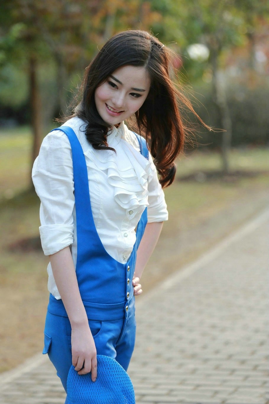 美景阳光下的纯情微笑美女