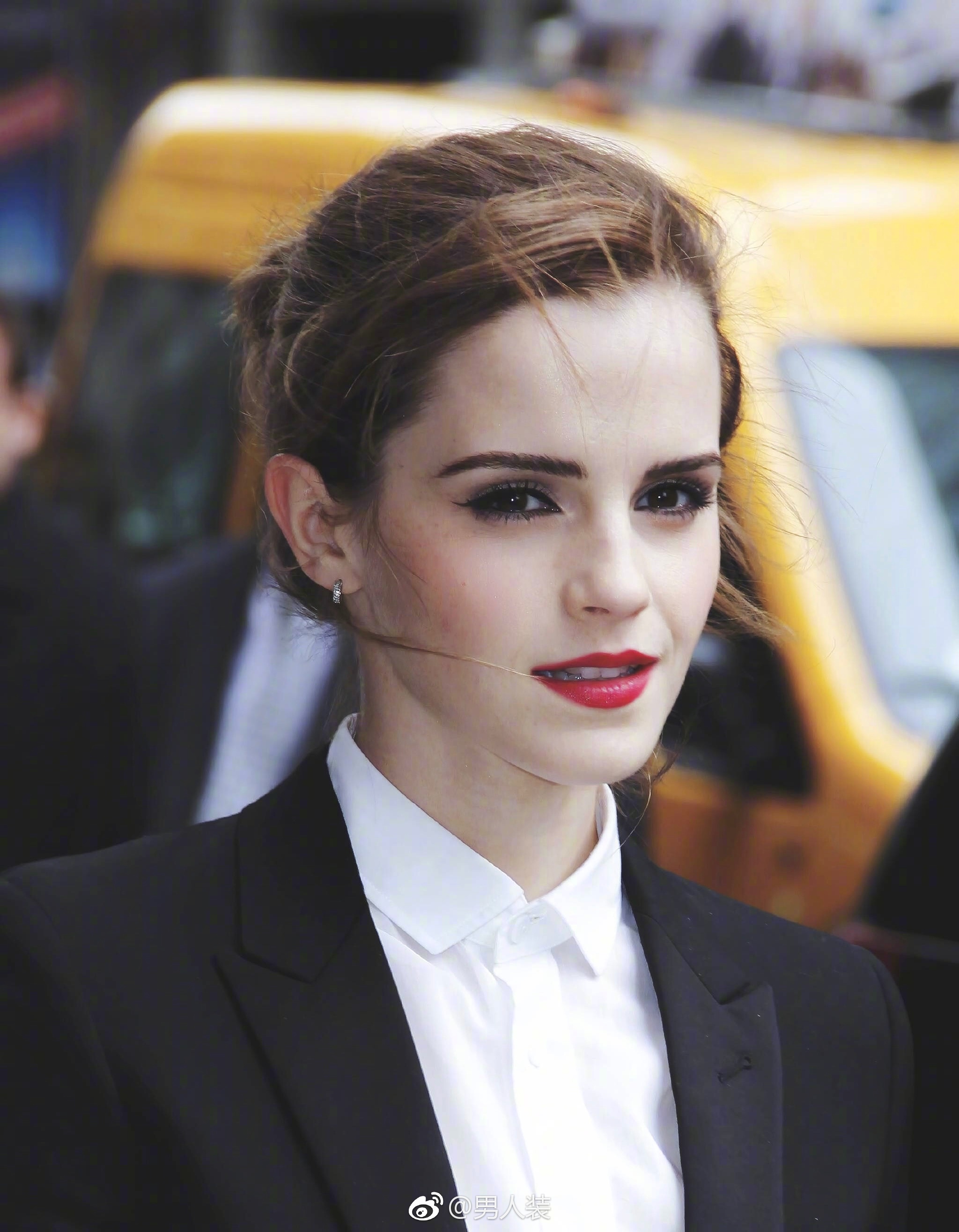emma watson2014年在纽约身穿黑色西装街拍.