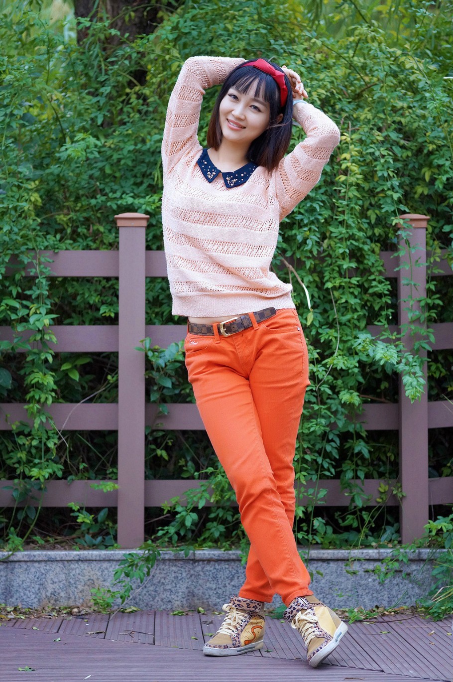 公园美景下的短发微笑女子|人像|美女|摄影_新浪新闻