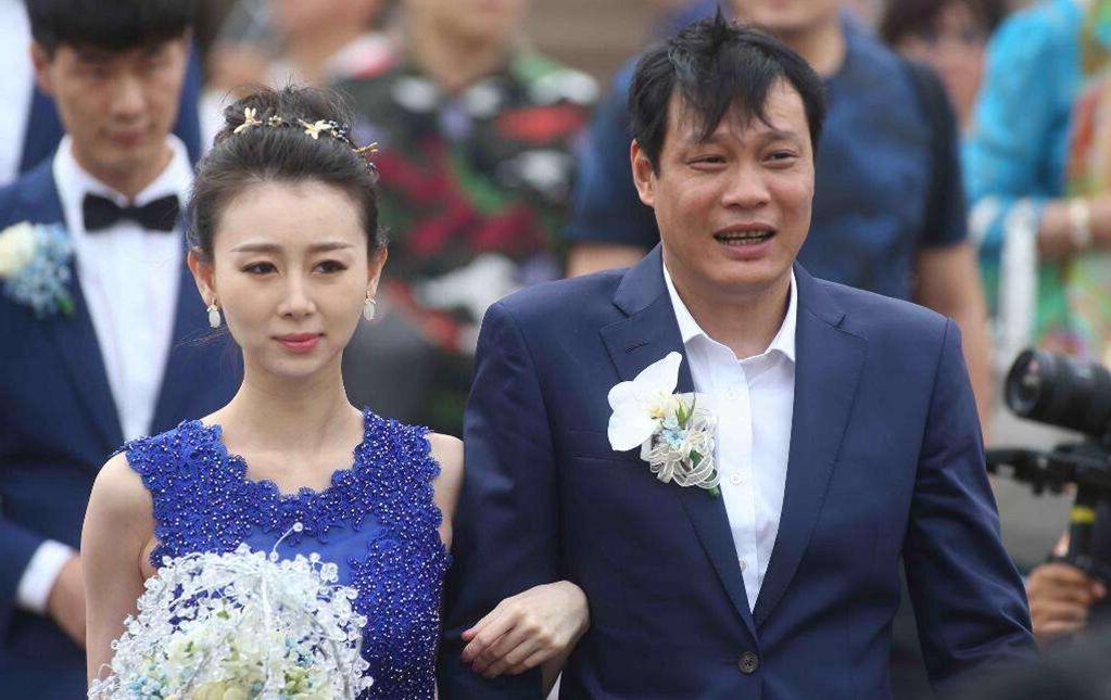 曾是国足旗帜,有2个前妻,现任妻子比他小17岁,20岁女儿亭亭玉立