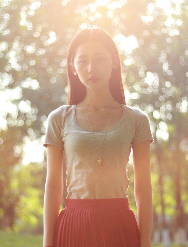 人像摄影美景阳光下一个身穿红裙的靓丽佳人