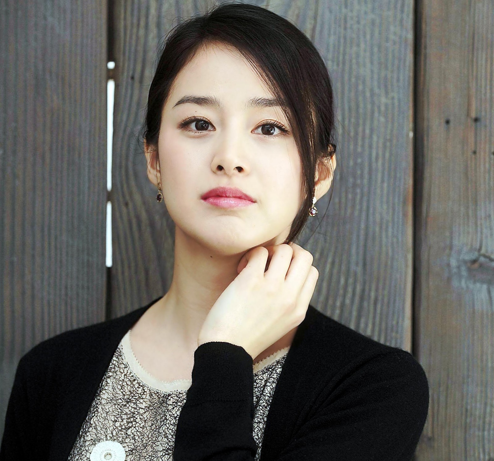 一个那温柔而成熟美丽的微笑女子