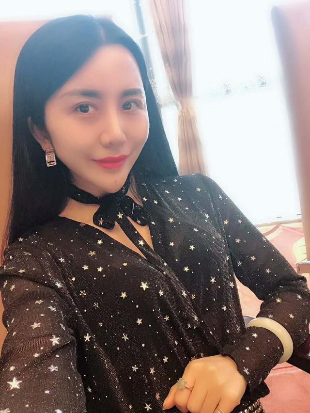广元娱乐:歌手黄迎迎回家,网友称她为:广元第一美女!