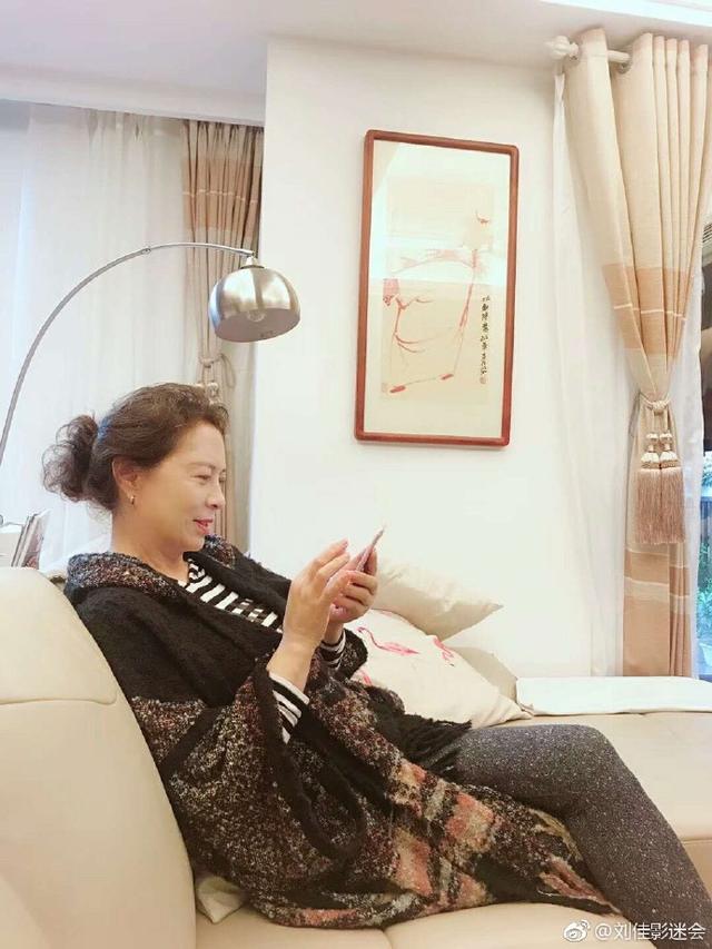 58岁刘佳晒自拍照搭档吕中老师拍新剧家装显示出她的性格
