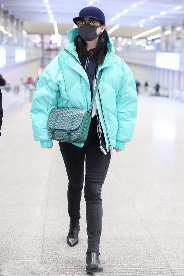 蒋欣真的瘦了紧身裤都敢穿出街了网友这腿跟杨幂有的一拼