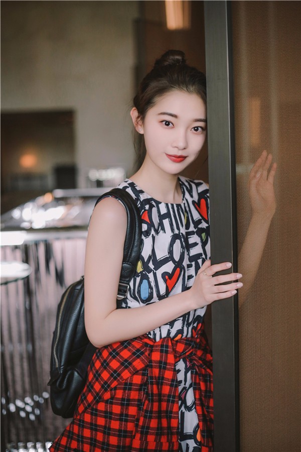 田依桐甜美写真来袭 丸子头尽显俏皮灵动