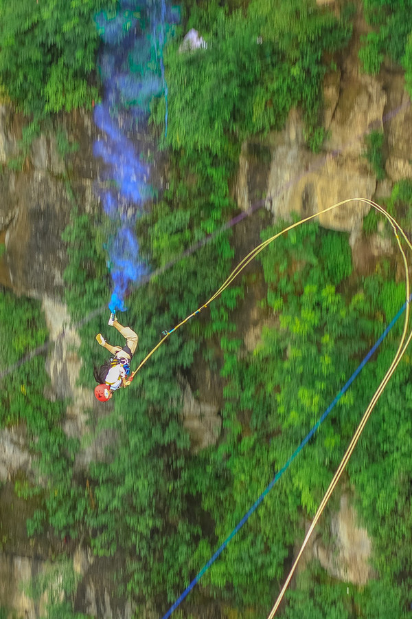 他也是国内极限荡绳跳跃项目的首创者