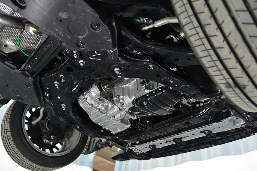 靠谱大爷变成了抠门大爷!丰田凯美瑞底盘重要螺栓生锈!