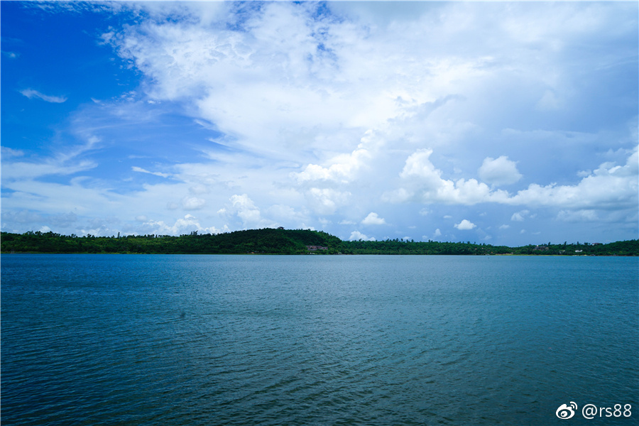 湖光岩是世界地质公园，国家4a级旅游区，是湛江八景之一