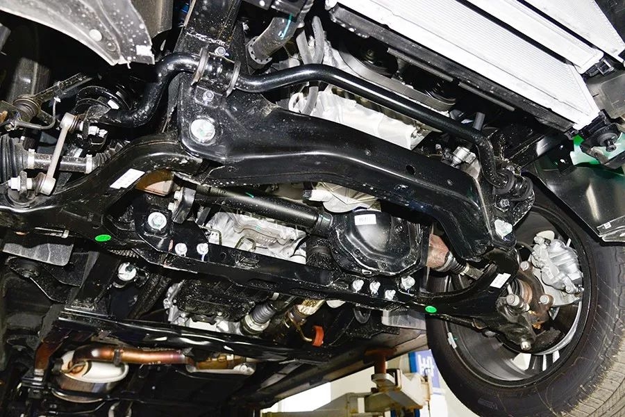 这辆荣威rx8的底盘适合越野吗?我们拆了底盘看看