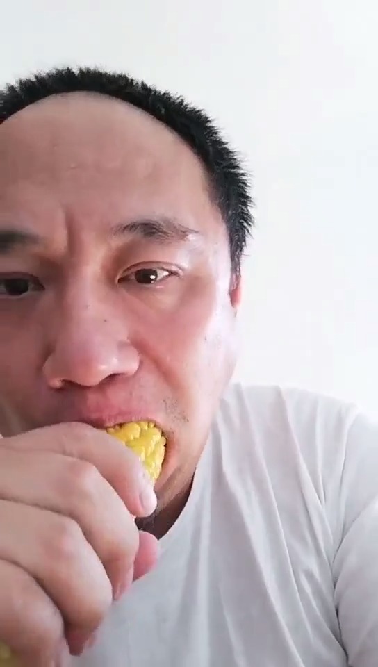 中年油腻大叔教你快速啃玉米