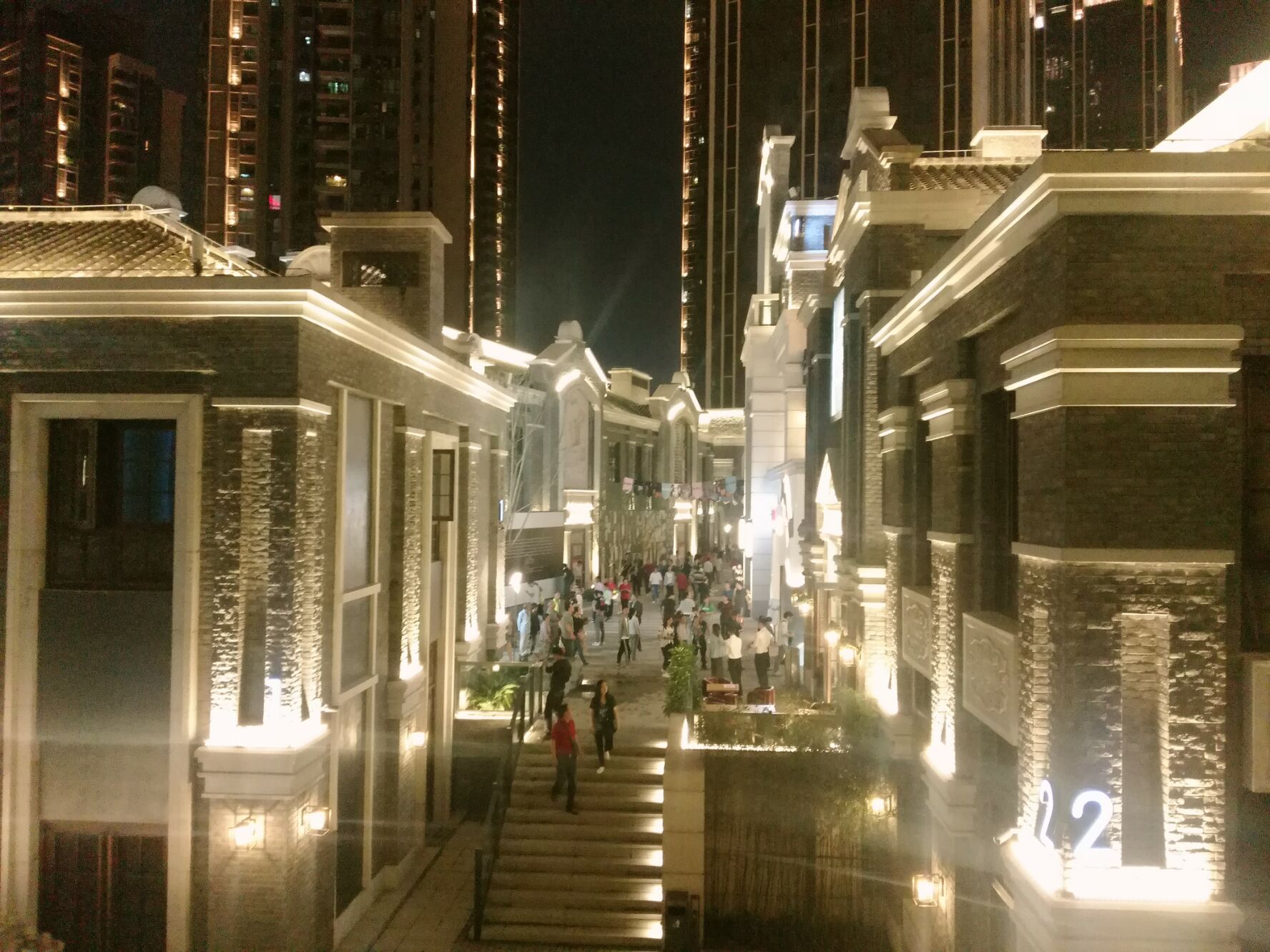 重庆弹子石老街全面开街,夜景璀璨,或成又一个网红打卡地