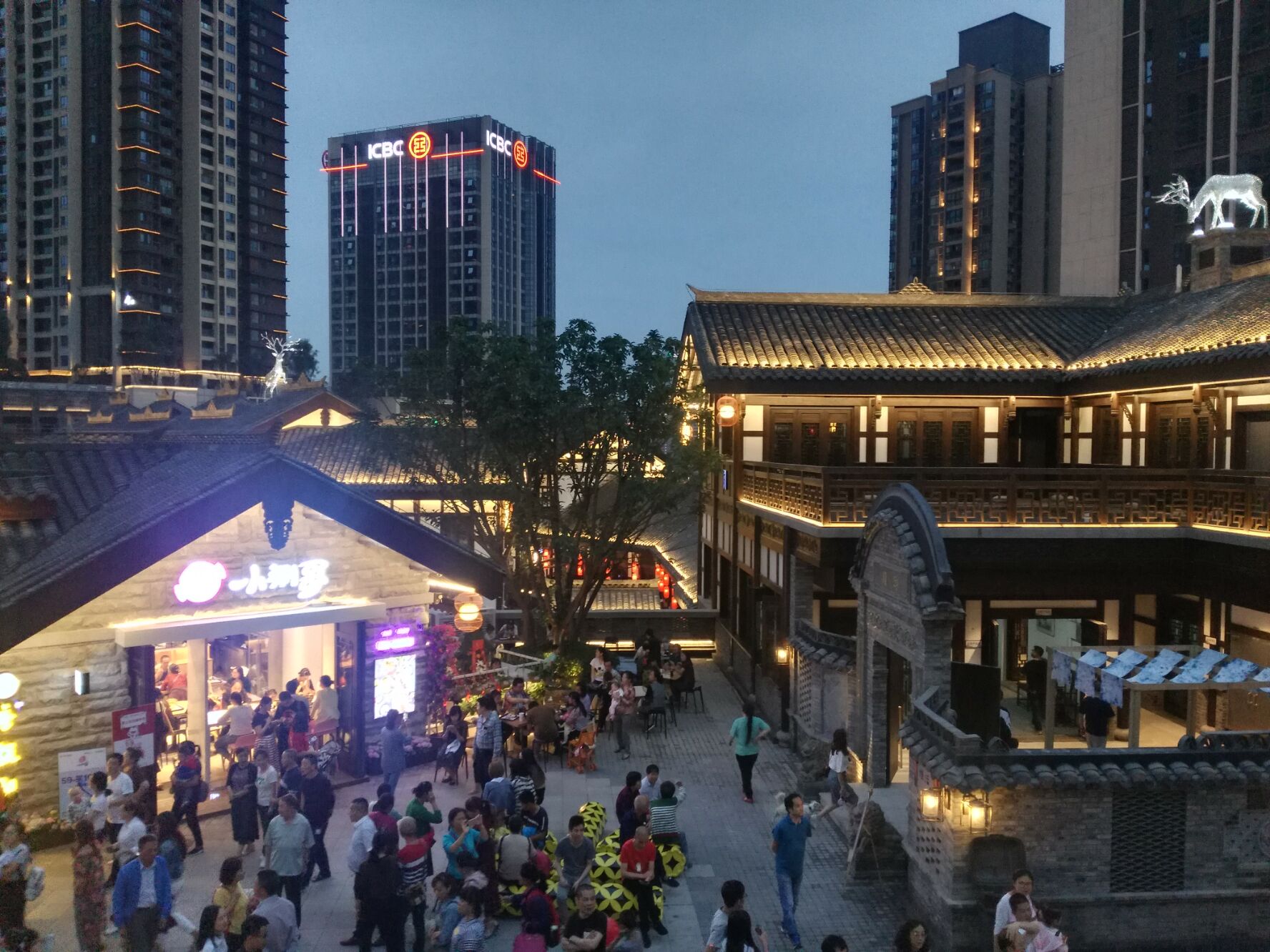 重庆弹子石老街全面开街,夜景璀璨,或成又一个网红打卡地