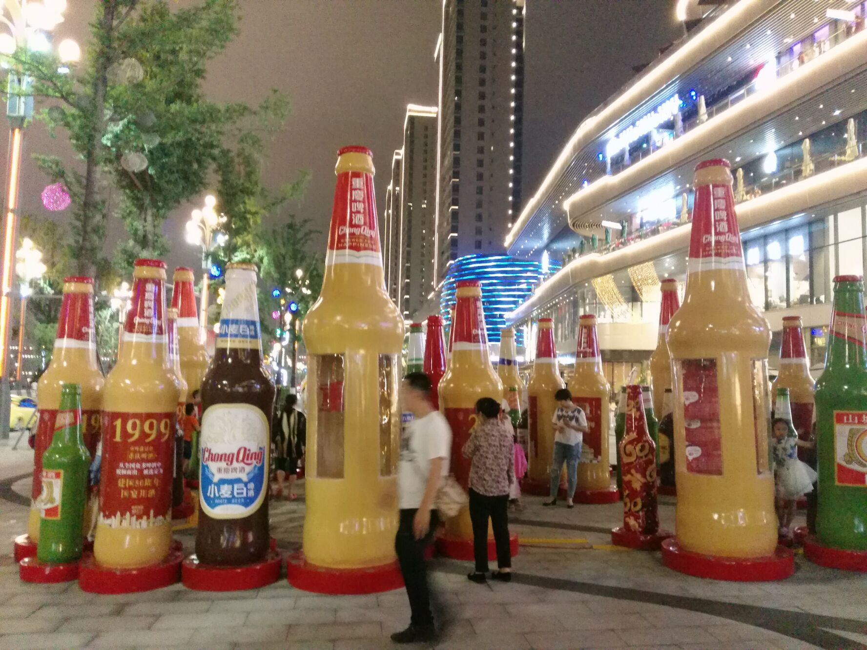 60瓶巨型啤酒空降南滨路,喜欢喝啤酒的你确定不去看下吗?