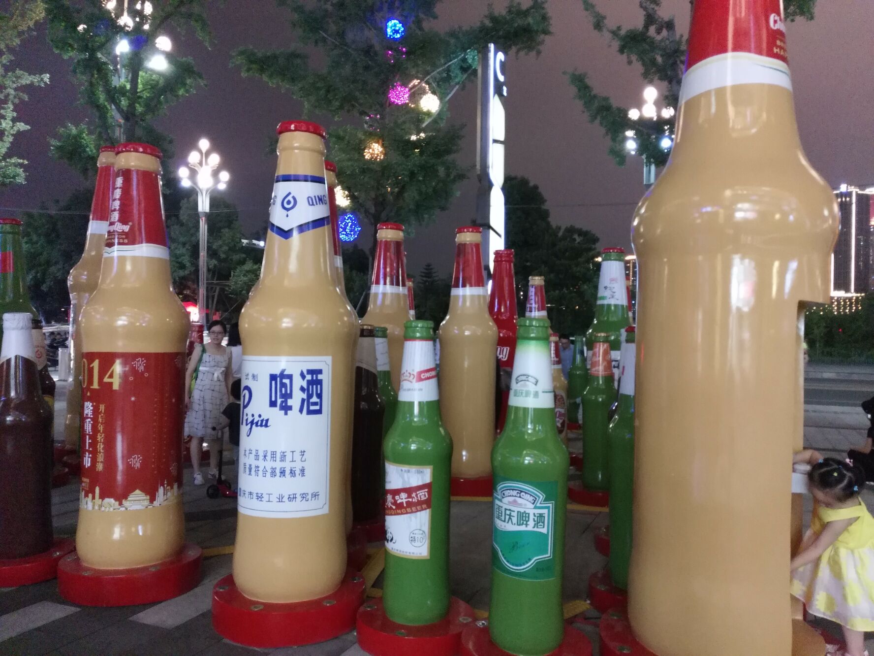 60瓶巨型啤酒空降南滨路,喜欢喝啤酒的你确定不去看下吗?