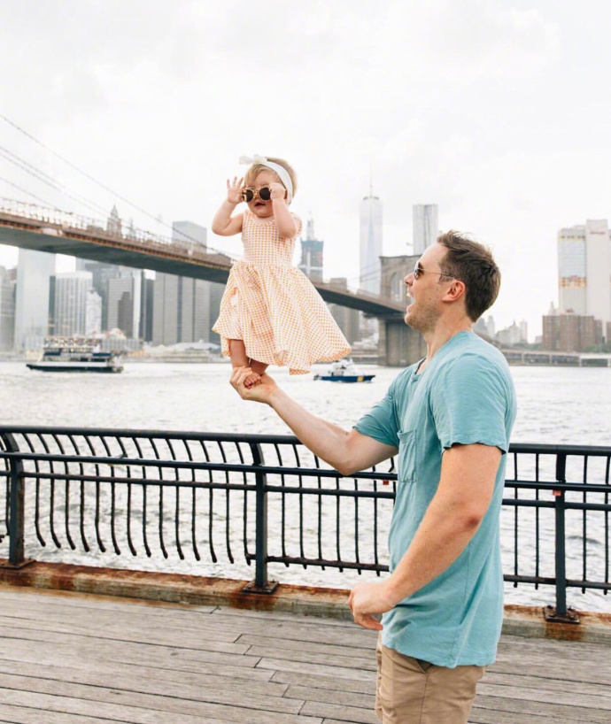 一个臂力max的爸爸,这样抱娃也很帅.