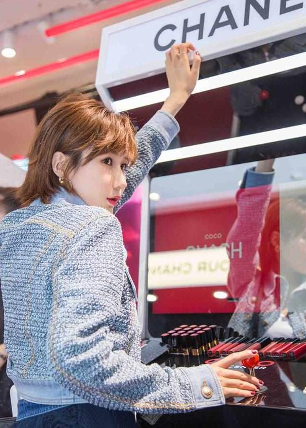 金伶佳甜美亮相时尚活动 少女感满满