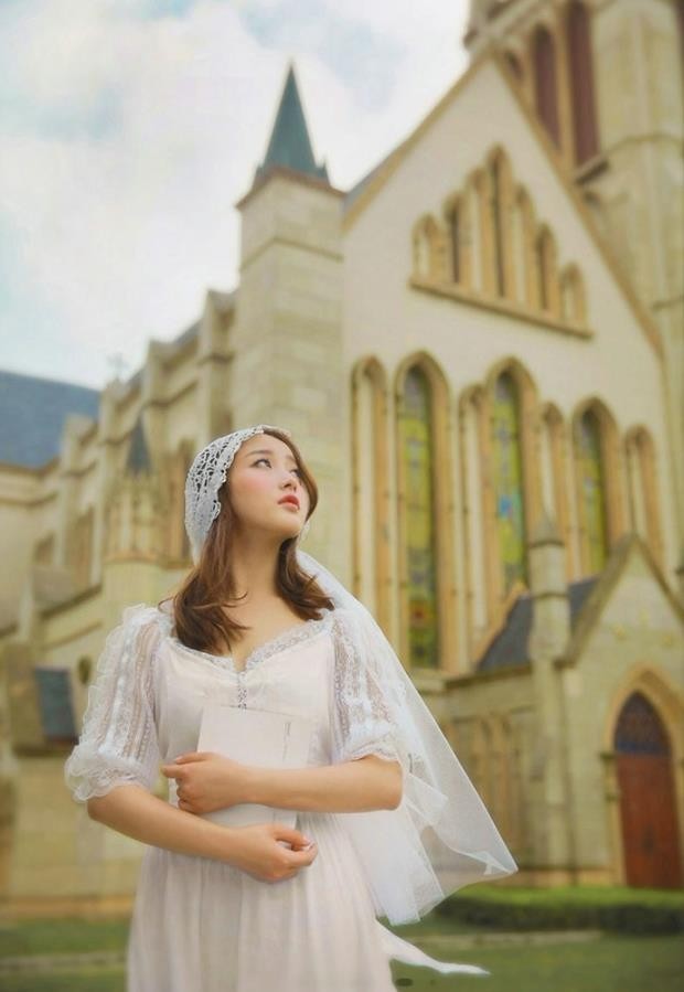 人像摄影:白色头纱长裙美女桃花玉面,皮肤白皙唯美,好迷人