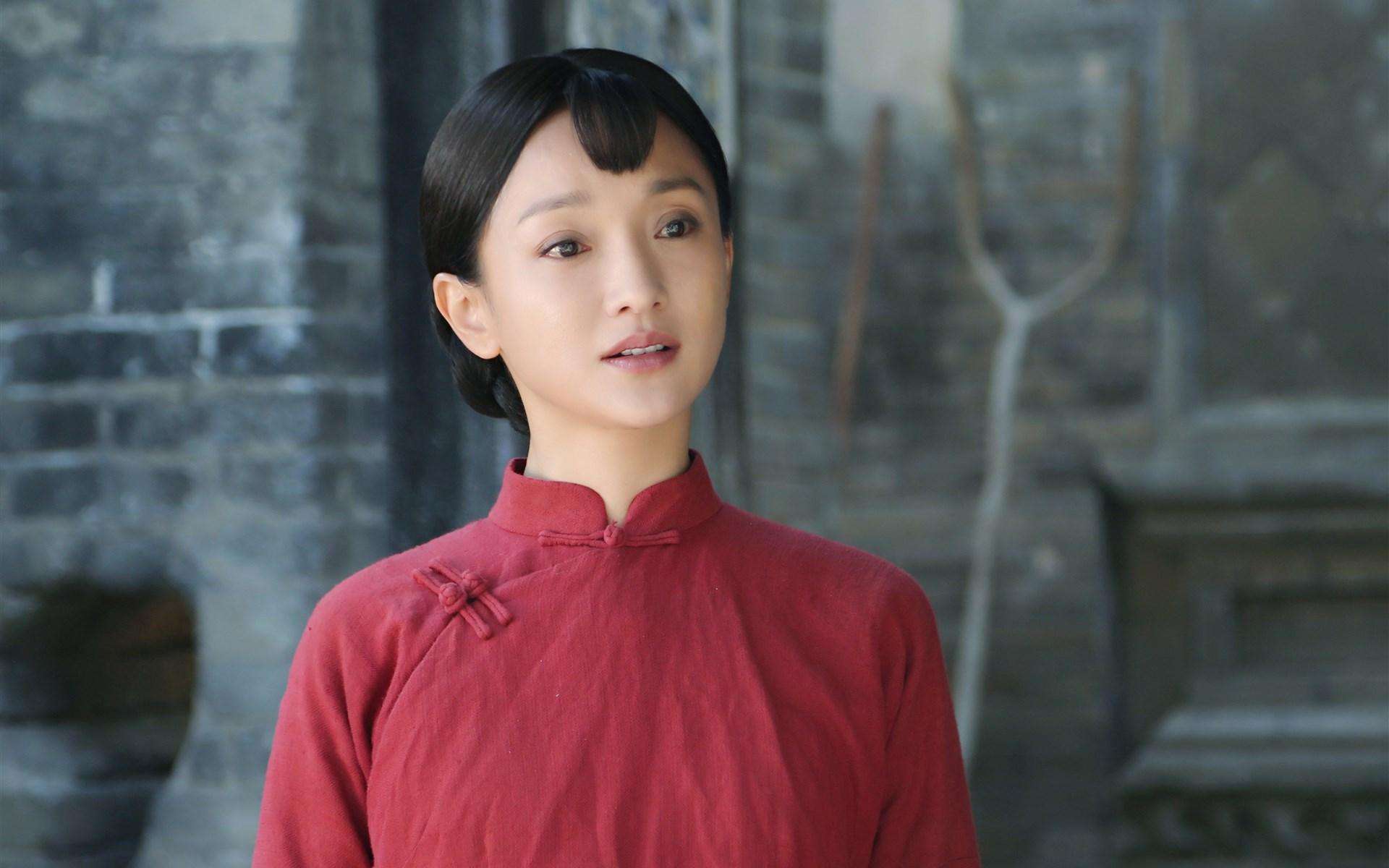 张艺谋赞关晓彤底子好, 称高反差硬光拍摄只有20岁的周迅比她好!