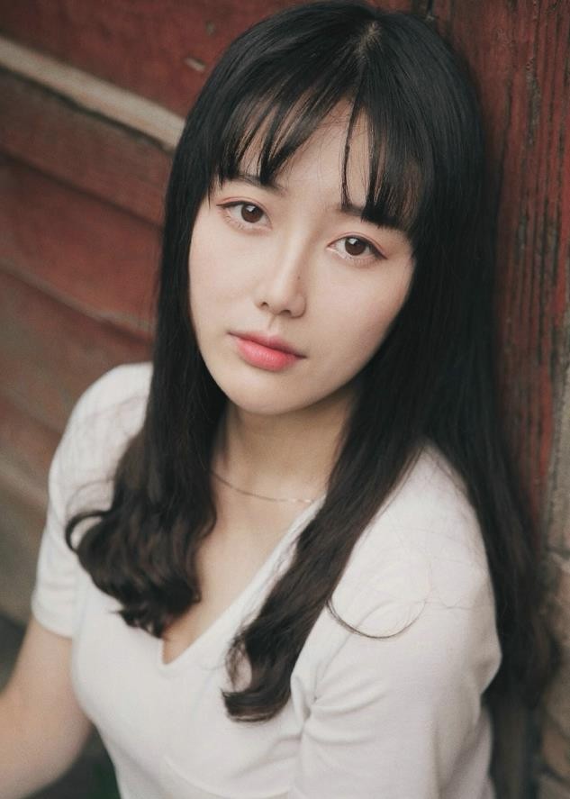 人像摄影:白色t恤蓝色短裙美女户外复古摆拍清纯唯美