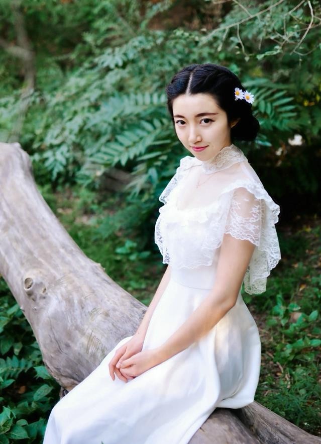 人像摄影:白衣长裙治愈系美女白净的脸蛋,甜美的笑容,好迷人