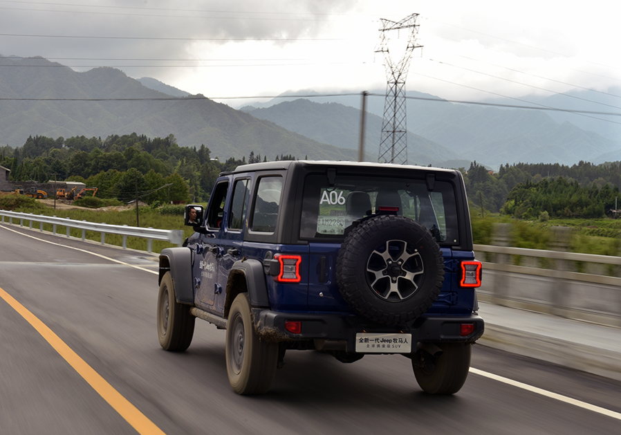 试全新牧马人,四驱增加自动模式,全系2.0t的越野车还够硬派吗