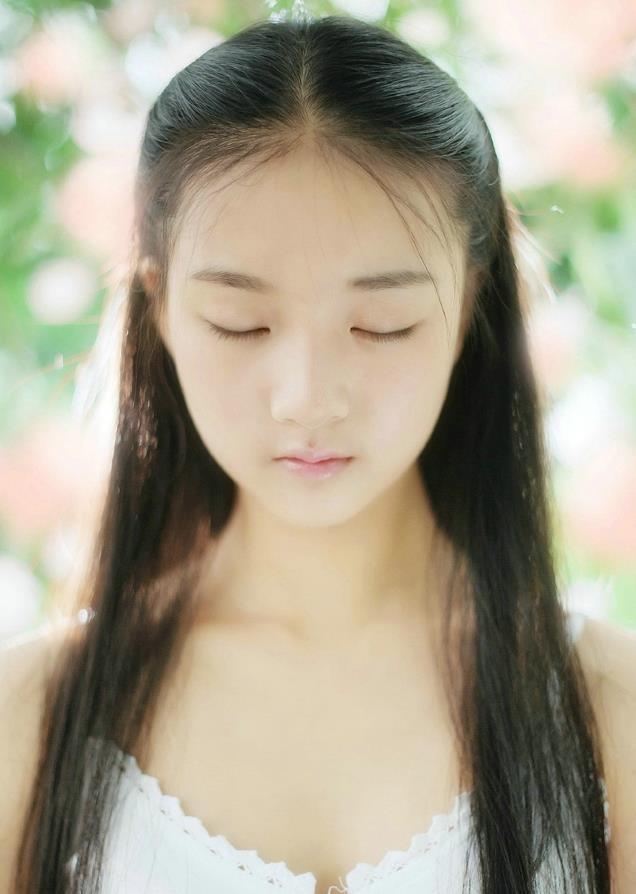 人像摄影白色吊带裙美少女脸庞白皙素颜的模样清纯迷人