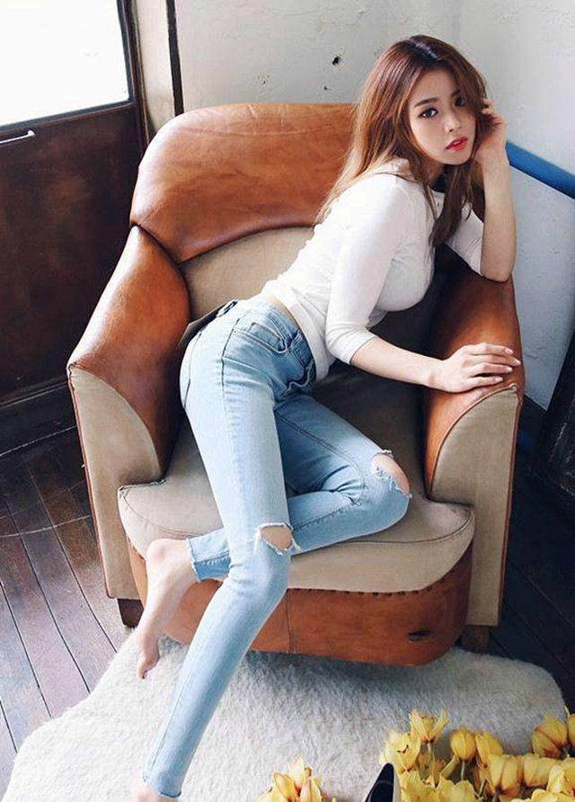 在家里,牛仔裤美女,拿着鲜花,搭配尖头高跟鞋,秀出细长的双腿|牛仔裤