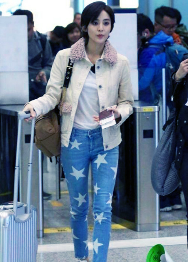 令人心醉搭配紧身牛仔裤的古力娜扎,即使戴着帽子也难以掩饰其明星