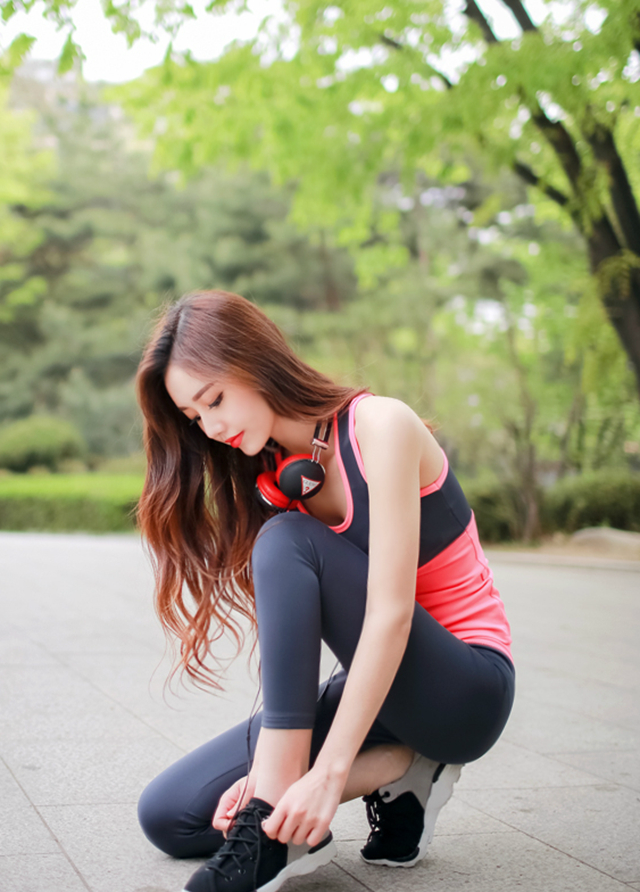 打底裤美女穿上运动鞋跑步的一瞬间健康又清新