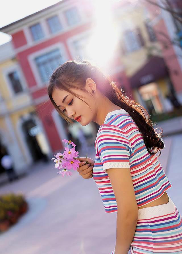 街拍气质女的纹身很霸气这难道就是社会大哥的女人吗