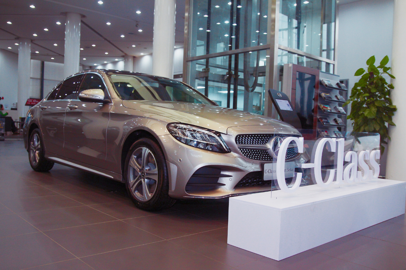 西安利之星2018新一代梅赛德斯-奔驰c级车及新梅赛德斯-奔驰长轴距glc