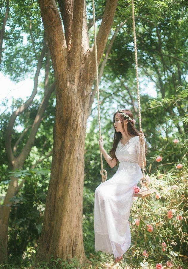 人像摄影:白色长裙美女丛林荡着秋千清纯唯美摆拍,宛如花仙子