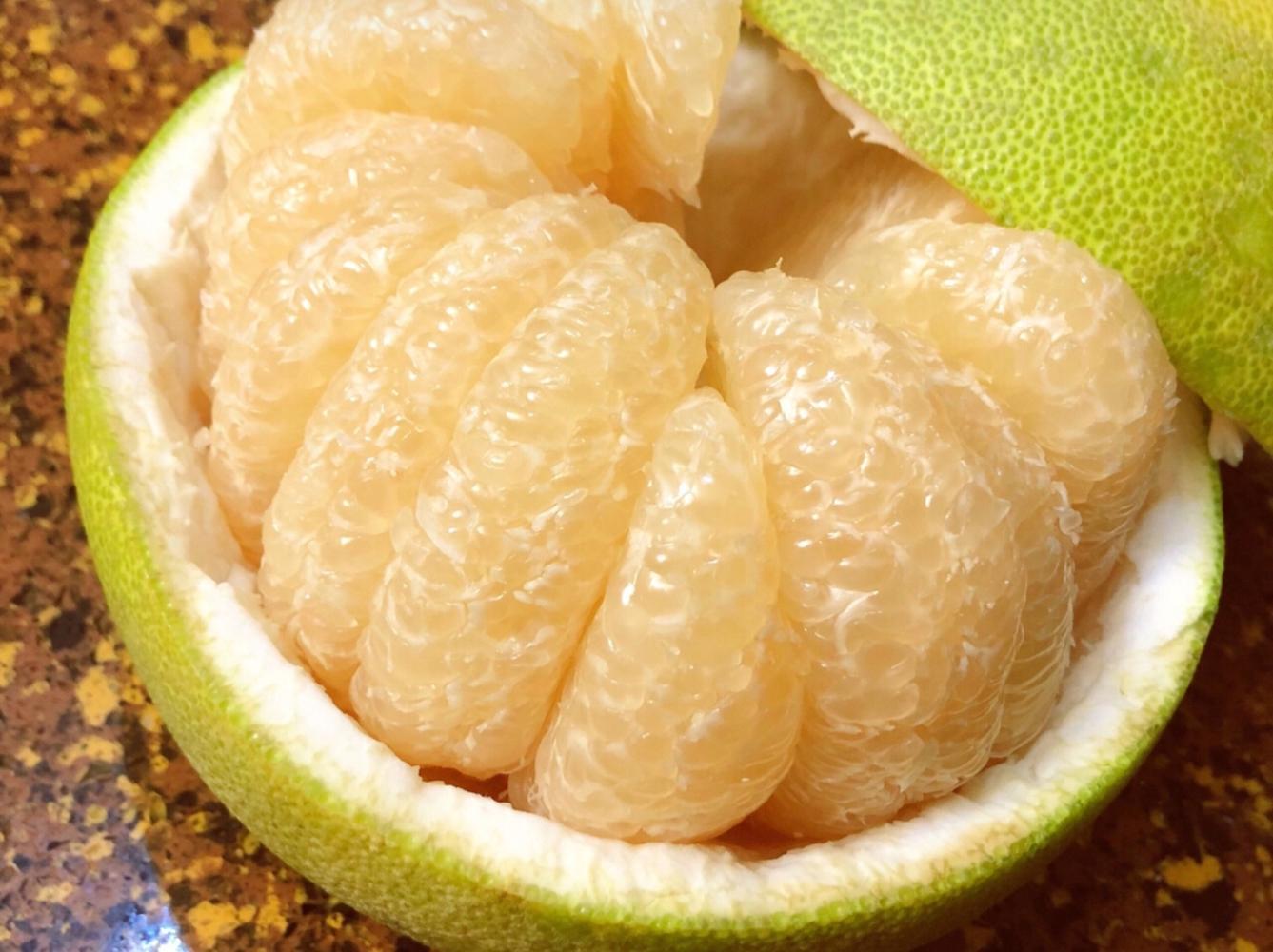 又到了吃柚子的季节,教你很容易的剥开它厚厚的皮