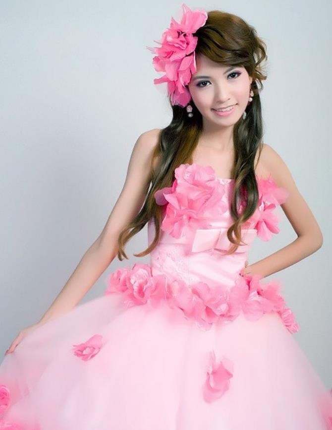 人像摄影粉红色花瓣裙90后美女微卷的长发甜美的笑容好迷人