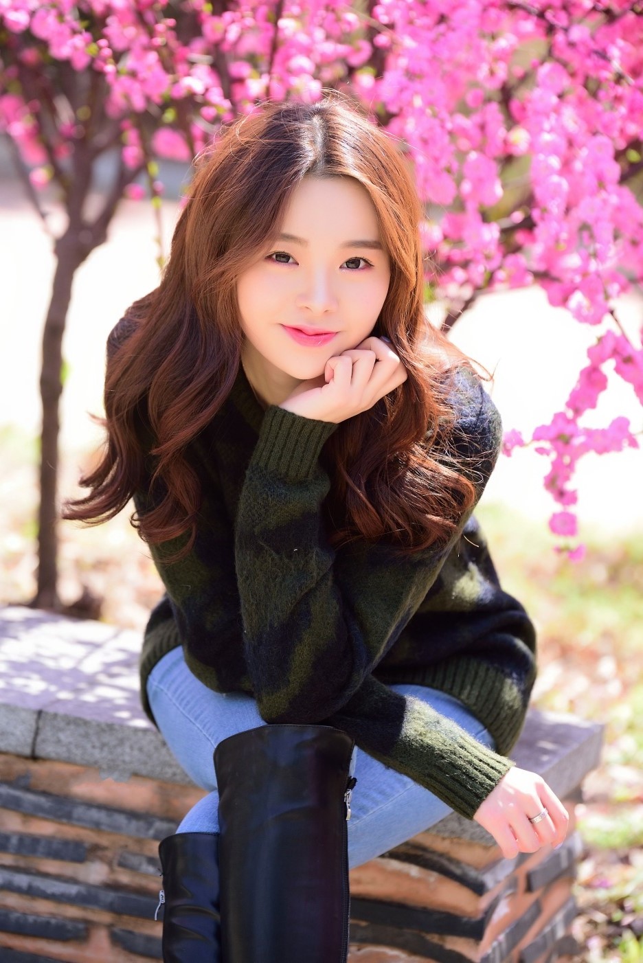 花开树下一个清秀美丽的可爱微笑美女