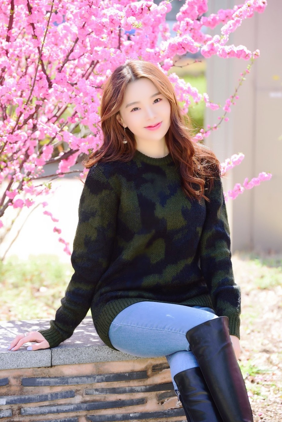 花开树下一个清秀美丽的可爱微笑美女