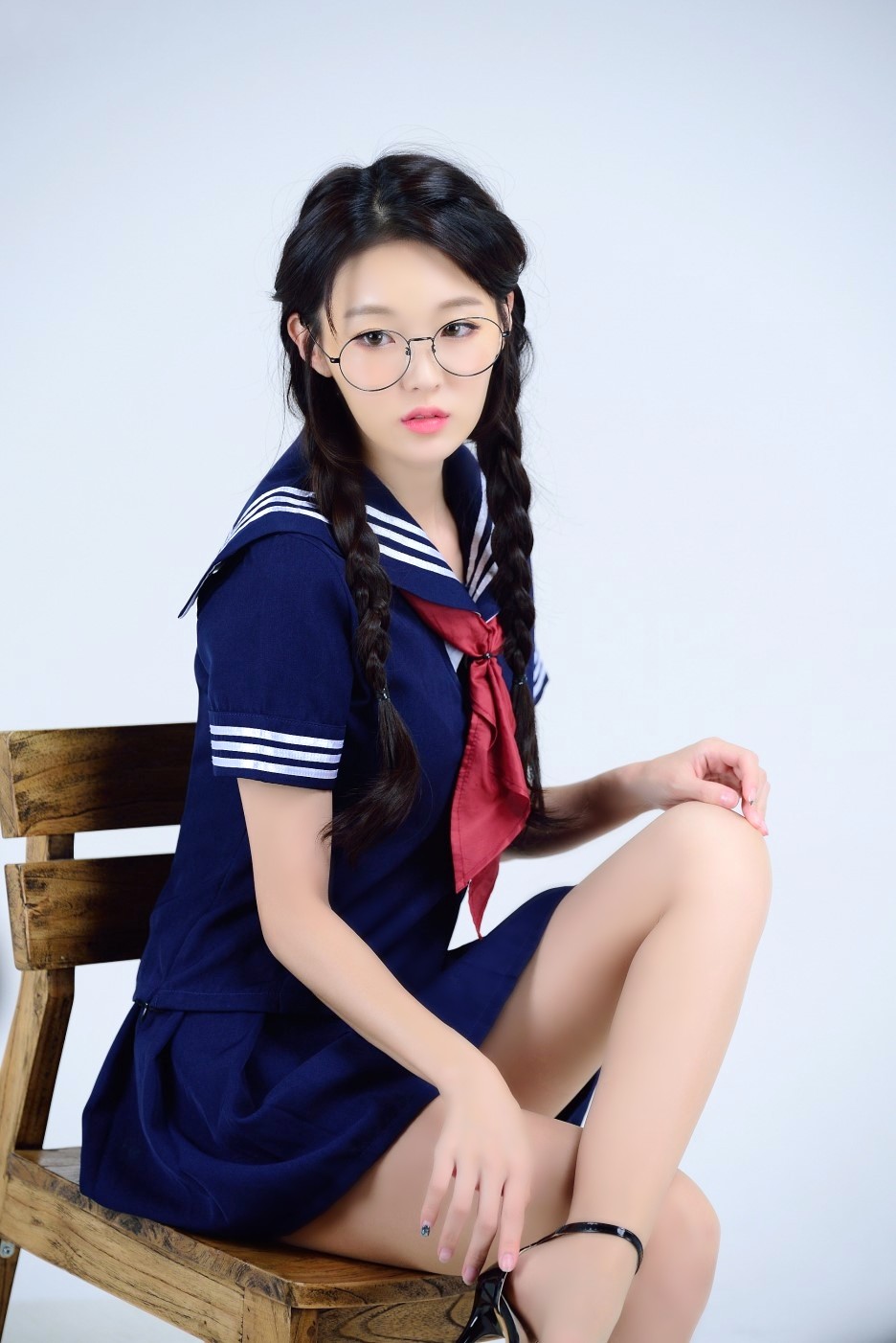 镜头下一个青涩美丽的小辫子姑娘