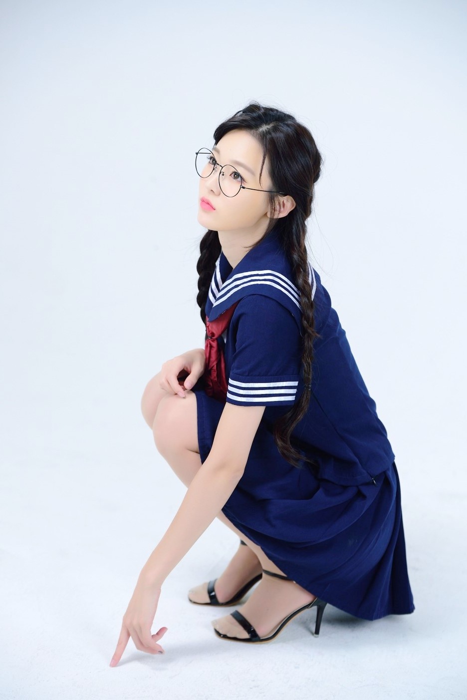 镜头下一个青涩美丽的小辫子姑娘