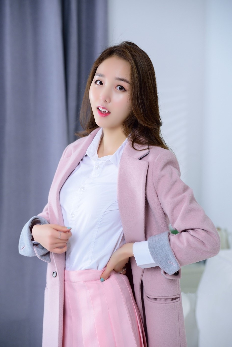 镜头下一个美丽伊人的长发文雅女白领